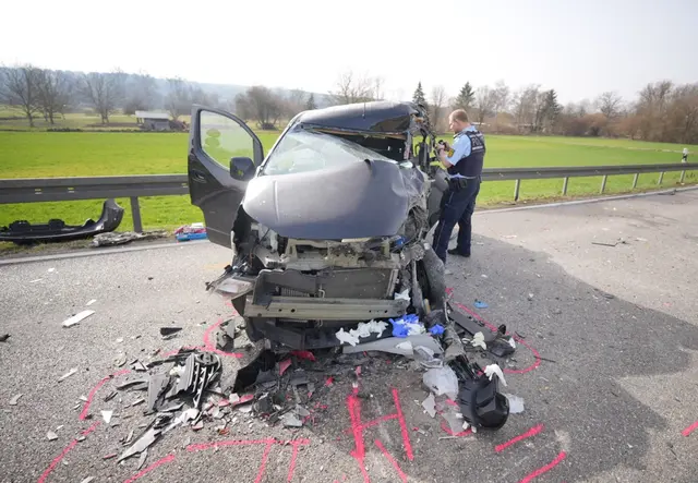 Das Auto wurde durch die Wucht des Unfalls stark beschädigt. | Foto: dpa