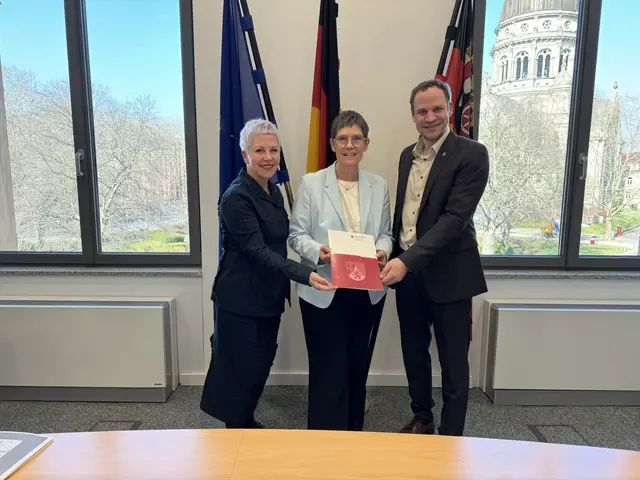 Annette Legleitner, Wirtschaftsstaatssekretärin Petra Dick-Walther und der Pirmasenser Stadtbeigeordnete Denis Clauer (von links) bei der Übergabe des Förderbescheides | Foto: MWVLW-RLP