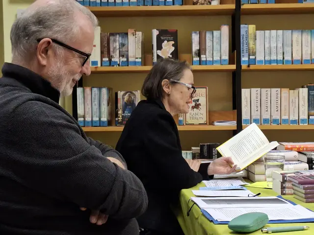 Barbara Hennl-Goll und Jürgen Haber präsentieren Buchtipps von der Bücherinsel Schwetzingen in der Stadtbibliothek Friedrichsfeld | Foto: Kristin Hätterich 