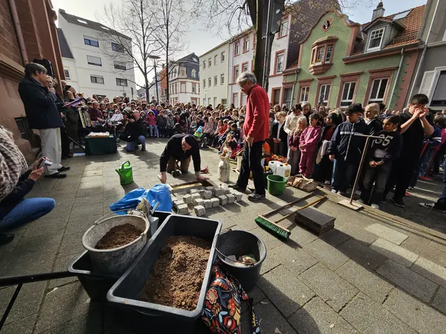 Die Verlegung der Stolperschwelle vor der Kaiserslauterer Röhmschule erfolgte unter großem Interesse der Bevölkerung | Foto: Stadt Kaiserslautern/gratis