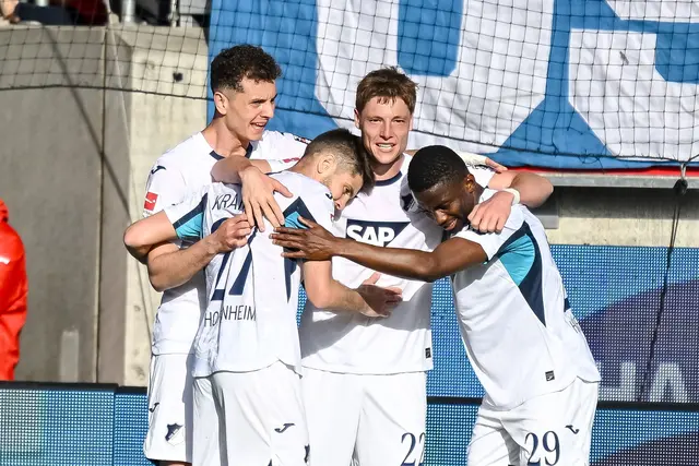 Torschütze Alexander Prass lässt sich von seinen Teamkollegen feiern. | Foto: dpa