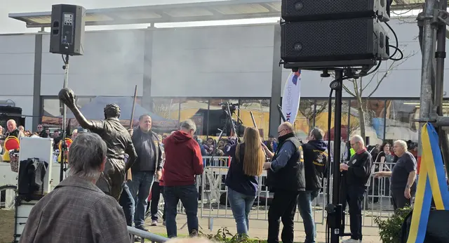 Mit einem traditionellen Salut der Haßlocher Sportschützen wurde der neue Sommertagsprinz Danny I. gefeiert. | Foto: Eva Bender