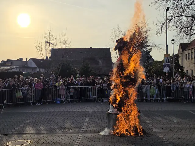 Mit der traditionellen Winterverbrennung auf dem Jahnplatz verabschiedete Haßloch symbolisch die kalte Jahreszeit. | Foto: Eva Bender