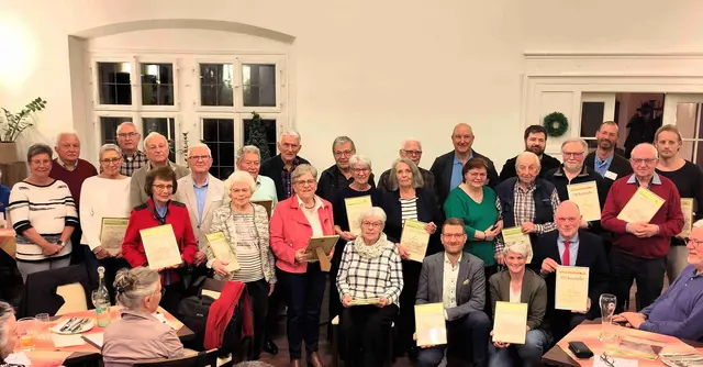 Zahlreiche Mitglieder des Förderkreises zur Erhaltung der Ruine Wachtenburg wurden im Rahmen der Mitgliederversammlung 2026 für ihre 25jährige und insbesondere ihre 40jährige Vereinstreue mit einer Urkunde geehrt. 
                                                                                    

 | Foto: Förderkreis Wachtenburg