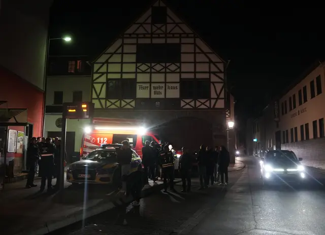 An dem Dach des Gebäudes in Koblenz entstand ein fußballgroßes Loch. | Foto: dpa