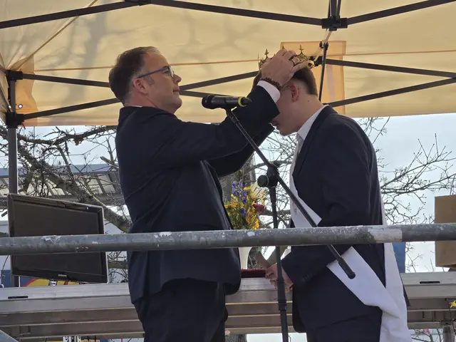 Bürgermeister Tobias Meyer krönt den neuen Sommertagsprinzen Danny I. auf der Bühne am Jahnplatz. | Foto: Eva Bender