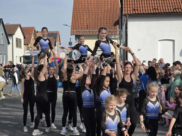 Kreativ geschmückte Wagen, tolle Tanzeinlagen und kostümierte Gruppen sorgten für beste Stimmung beim größten Sommertagsumzug der Region. | Foto: Eva Bender
