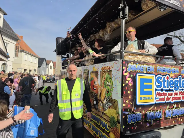 Süßigkeitenregen für die Kleinsten: Von den Wagen flogen Bonbons in die begeisterte Menge. | Foto: Eva Bender