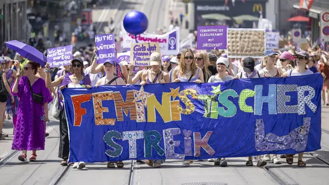 Wie hier beim Frauenstreik in der Schweiz soll es nach dem Wunsch der Organisatoren am 9. März auch auf den Straßen in Rheinland-Pfalz aussehen. (Archivbild) | Foto: dpa