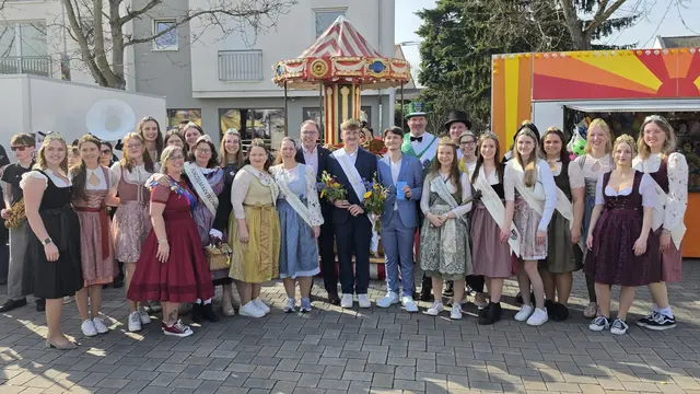 Der frisch gekrönte Sommertagsprinz Danny I. umringt von einer Heerschar Hoheiten, seinem Vorgänger William I. und dem Haßlocher Bürgermeister Tobias Meyer. | Foto: Eva Bender