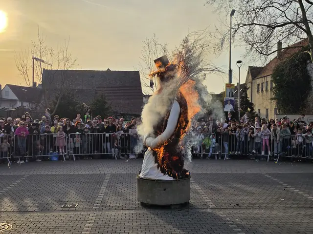 Der brennende Schneemann markierte den Höhepunkt und Abschluss des Sommertagsumzugs. | Foto: Eva Bender