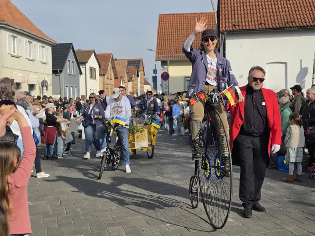Bunt, laut und fröhlich: Mehr als 80 Wagen und Fußgruppen zogen beim Sommertagsumzug durch die Haßlocher Straßen. | Foto: Eva Bender