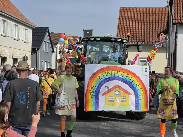 Vereine, Schulen und Kitas präsentierten beim Umzug ihre liebevoll gestalteten Beiträge. | Foto: Eva Bender
