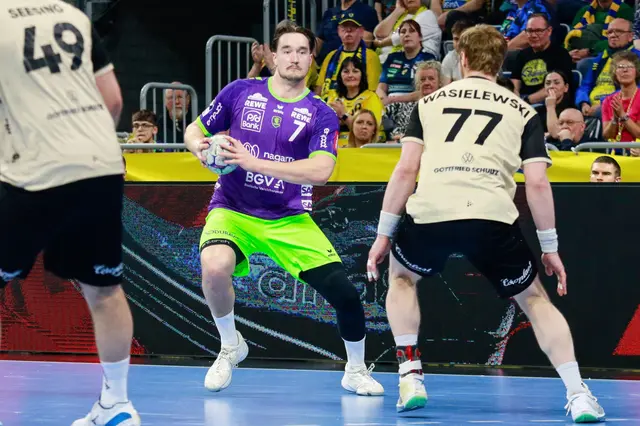 Robert Timmermeister im Spiel gegen den BHC am Ball. | Foto: Kösegi/PIX-Sportfotos
