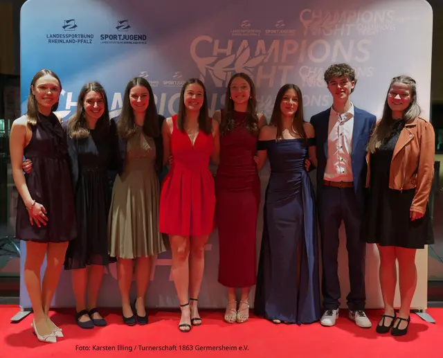 vlnr: Milena Riester, Ronja Höfers, Sarah Höfers, Bianca Illing, Christina Khramtsov,  Alexandra Florinski, Lasse Trauth und Simone Illing. | Foto: Karsten Illing