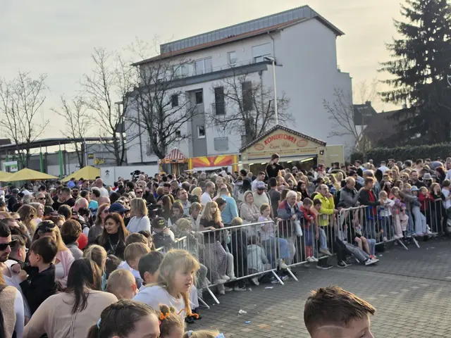 Zahlreiche Besucher verfolgten, wie der Winter symbolisch in Flammen aufging. | Foto: Eva Bender