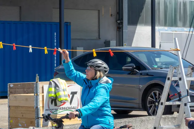 Einhändig fahren, Wäscheklammer abnehmen | Foto: Gerhard Öfner