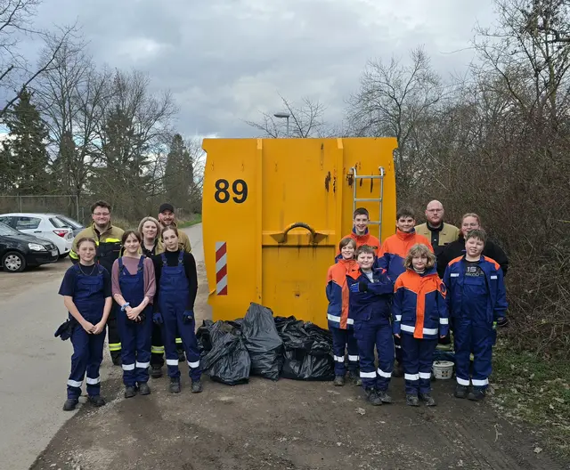 Die Jugendfeuerwehr packt mit an | Foto: Gemeindeverwaltung Haßloch