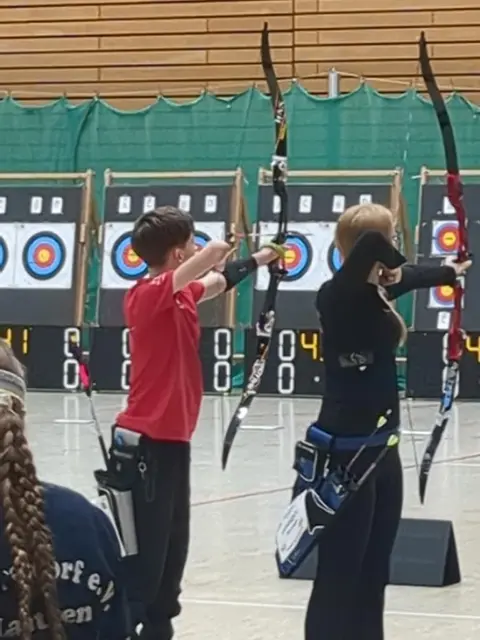 Jonathan Sprau (links) vom SV Bruchmühlbach mit starken Leistungen an der Schießlinie | Foto: Michael Zahm