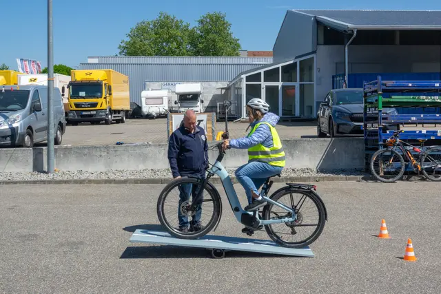 Über eine Wippe fahren | Foto: Gerhard Öfner