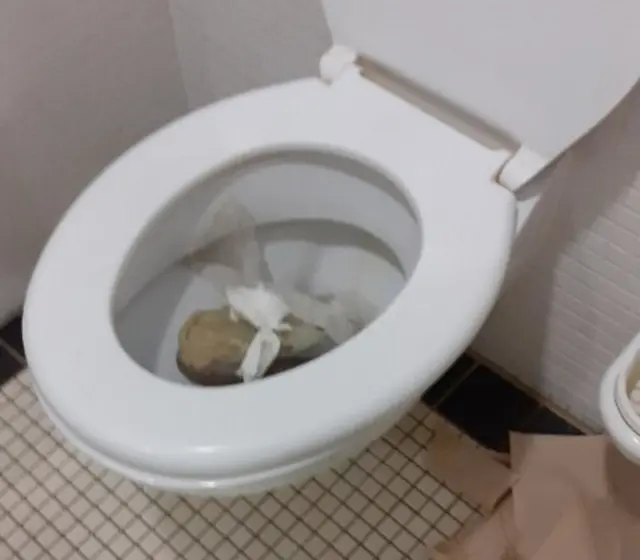 Hygiene und Sauberkeit sind eine Erziehungsfrage. Hier haben auch die Eltern versagt | Foto: Stadt Wörth/Turnhalle Dammschule