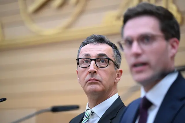 Die Stimmung zwischen Grünen und CDU war zuletzt frostig, nun müssen die beiden zusammenarbeiten.  | Foto: dpa