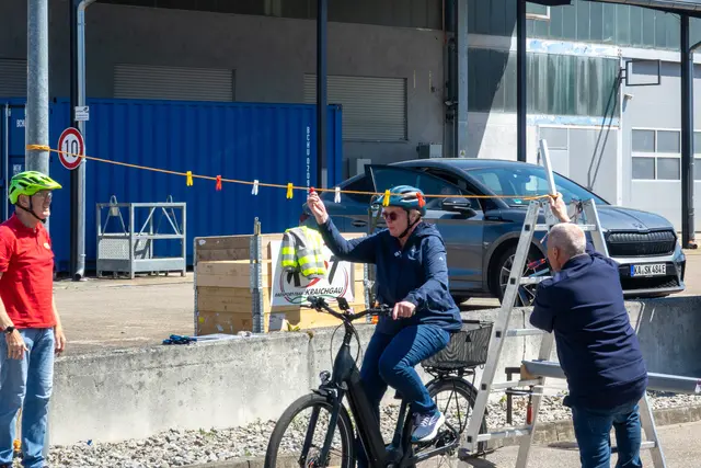 Einhändig fahren, Wäscheklammer wieder anbringen | Foto: Gerhard Öfner