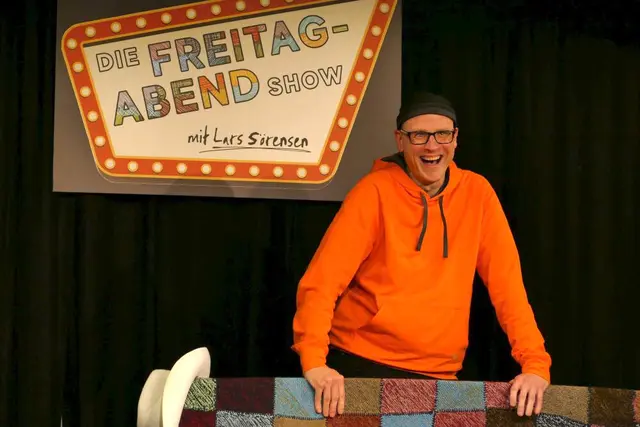 Lars Sörensen moderiert seit 15 Jahren charmant und unterhaltsam die "Freitagabendshow", das Offene-Bühne-Format am Theater in der Kurve. | Foto: Thuk-Verein Hambach e.V.