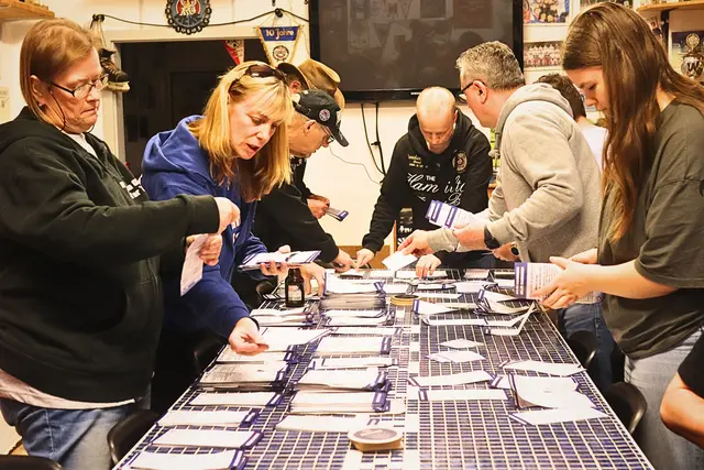 Auch wenn die Wahl zum Liebling der Saison lange pausiert hat: Die Bully-Torler haben nichts vergessen, sortieren und zählen souverän und zügig | Foto: Cornelia Bauer