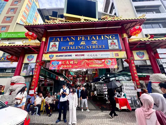 Eingang zum Herzstück von Chinatown: das Tor zur Petaling Street | Foto: dpa
