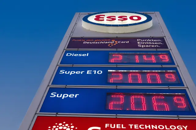 Zwischen Ramstein, Landstuhl und Pirmasens liegen nur wenige Kilometer – beim Tanken können Autofahrer derzeit dennoch bis zu rund zehn Cent pro Liter sparen. (Symbolbild). | Foto: Erik Stegner
