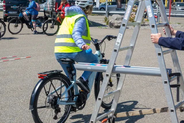 Einhändig fahren, Ball aufnehmen | Foto: Gerhard Öfner