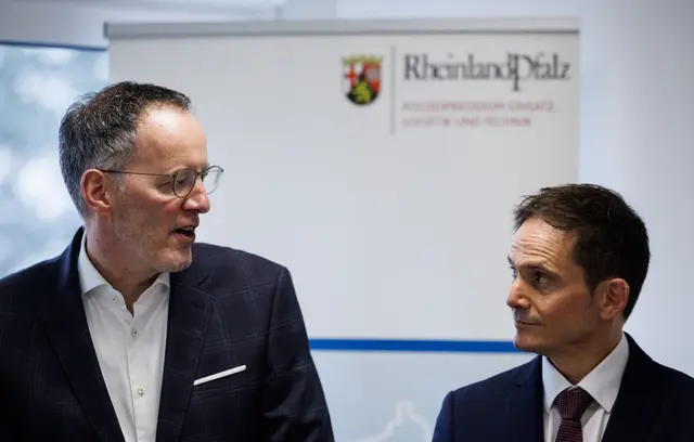 Michael Ebling (SPD, links), Innenminister von Rheinland-Pfalz, spricht mit Mario Germano, Präsident des Landeskriminalamts. Welche Erkenntnisse liefert die polizeiliche Kriminalitätsstatistik? (Archivbild) | Foto: dpa