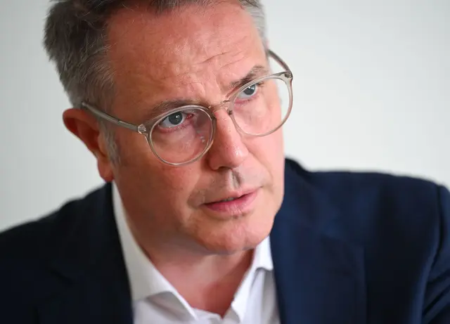 Der rheinland-pfälzische Ministerpräsident Alexander Schweitzer (SPD) bleibt trotz der massiven Verluste für seine Partei bei der Landtagswahl in Baden-Württemberg zuversichtlich. (Foto Archiv)  | Foto: dpa
