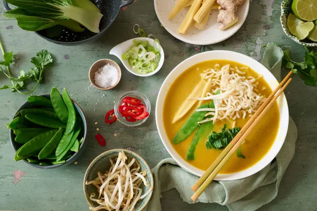 Leuchtendes Gelb und knackiges Grün tritt auf Kokosmilch und Babymais: Diese thailändische Gemüsesuppe bringt einen Hauch Fernost in die Suppenschüssel | Foto: dpa