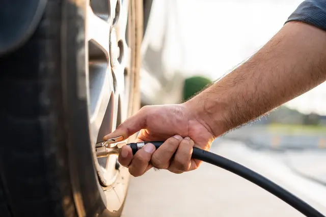 Spritsparend fahren: Wer regelmäßig den Reifendruck prüft, spart beim Kraftstoff | Foto: Patcharanan/stock.adobe.com