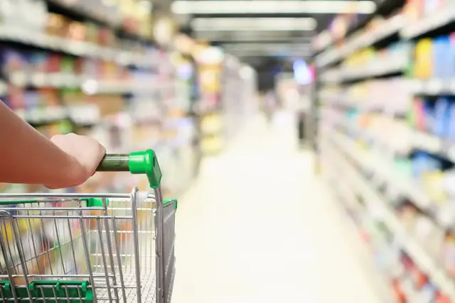 Wer regelmäßig Bohnenkaffee kauft, spart bei Lidl jetzt bis zu 1,50 Euro pro 1-kg-Packung – die Preise für ausgewählte Bellarom-Sorten wurden gesenkt. | Foto: Kwangmoozaa/stock.adobe.com