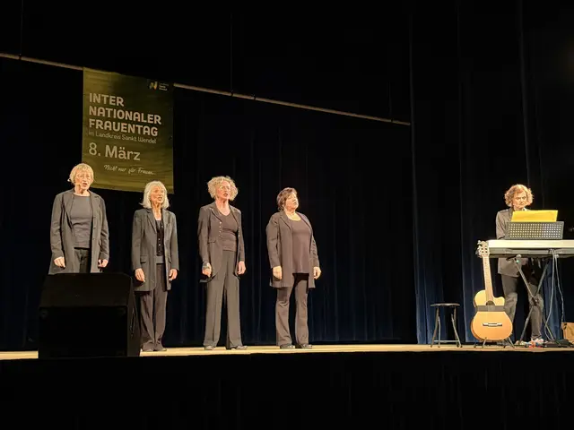 Das Homburger Frauenkabarett auf der Bühne des St. Wendeler Saalbaus. | Foto: Kreisstadt St. Wendel / Clarissa Schulz