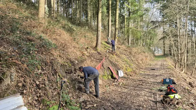 Die Mitglieder beim Wegebau | Foto: Dirk Kolter