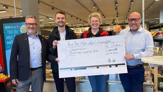 das freut besonders die Kids: zum Einstand gab es von Familie Appel (rechts)  einen Spende für die Skate- und BMX-Anklage in Lingenfeld | Foto: VG Lingenfeld