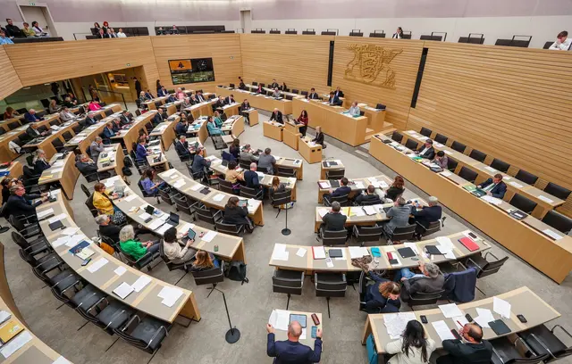 Im Landtag werden 157 Frauen und Männer sitzen - so viele wie noch nie. (Archivbild).  | Foto: dpa