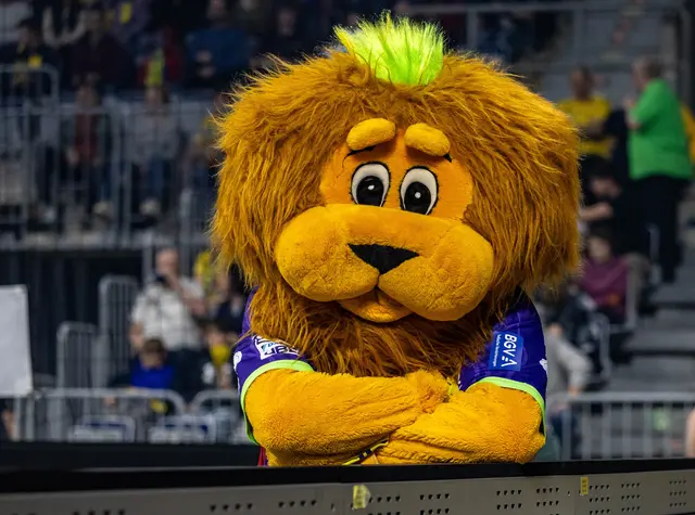 Maskottchen Conny sorgt für Stimmung | Foto: Wolfgang Neuberth