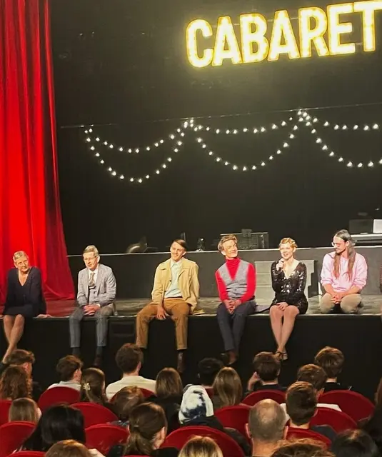 Die Schülerinnen und Schüler nutzten die Gelegenheit, sich mit den Schauspielern zu unterhalten und Fragen zu stellen. | Foto: TKD/HVS