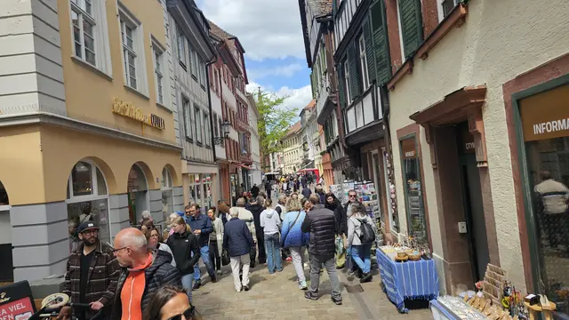 Die Fußgängerzone von Neustadt an der Weinstraße lädt beim verkaufsoffenen Sonntag zum entspannten Einkaufsbummel durch die Altstadt ein. | Foto: Eva Bender