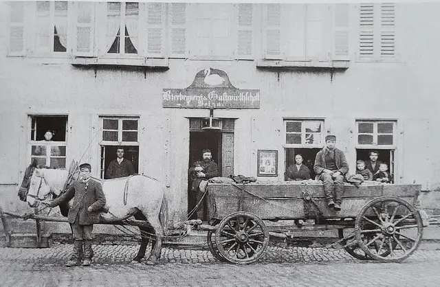 Auf alten Ansichtskarten waren auch die Abbildungen historischer Gebäude zu finden, die final für die Ausstellung aufgearbeitet wurden | Foto: Nordpfälzer Geschichtsverein e.V./gratis