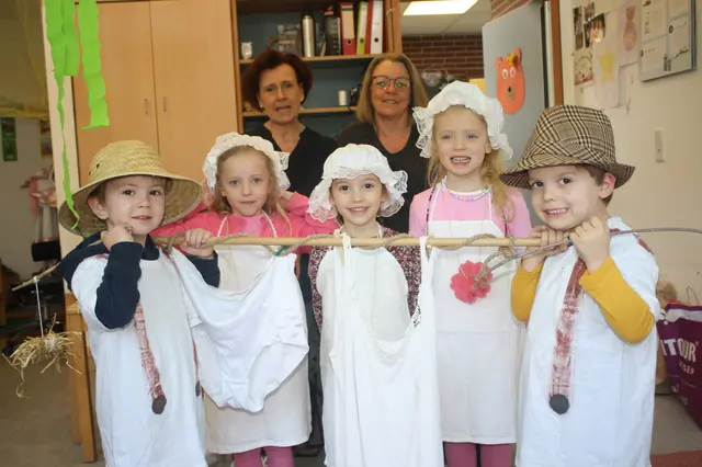 Günther'scher Kindergarten. Sommertagszug-Motto "Waschtag an der Bleiche".
Links hinter den Kindern Leiterin Martina Lucas und Erzieherin Sonja Jungkind (rechts). | Foto: Hannelore Schäfer