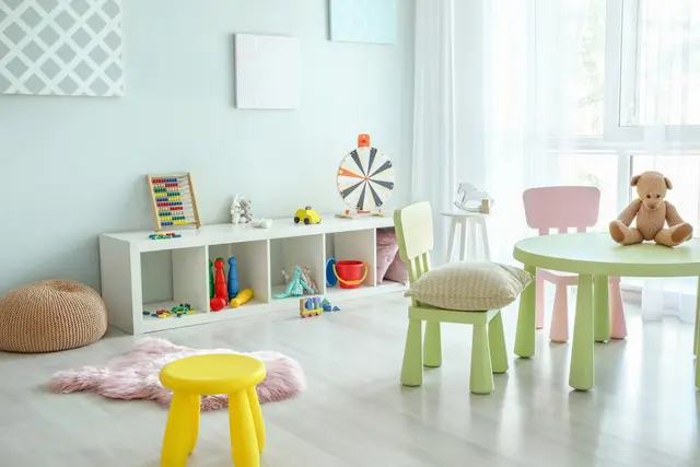 Kindermöbel müssen im Alltag viel aushalten. Prüfzeichen wie das „Goldene M“ können beim Einkauf helfen, Sicherheit, Wohngesundheit und Stabilität besser einzuordnen. | Foto: Pixel-Shot/stock.adobe.com