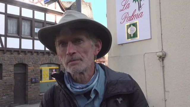 Meteoritenjäger Thierry Monter ist aus Frankreich zum Einschlagort in Koblenz angereist. | Foto: dpa