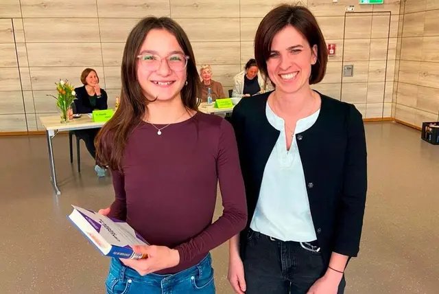 Lesetalent Lea Golik mit der Organisatorin des Wettbewerbs Lina Frey-Schofield

 | Foto: jopa/frei