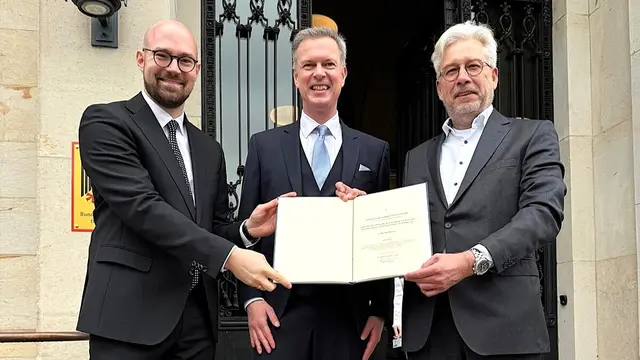 Florian Bilic (MdB), Michael Maas (Aufsichtsratsvorsitzender der Stadtwerke Pirmasens Verkehrs GmbH) und Geschäftsführer Christoph Dörr (von  links) freuen sich über den Förderbescheid | Foto: Stadtwerke Pirmasens